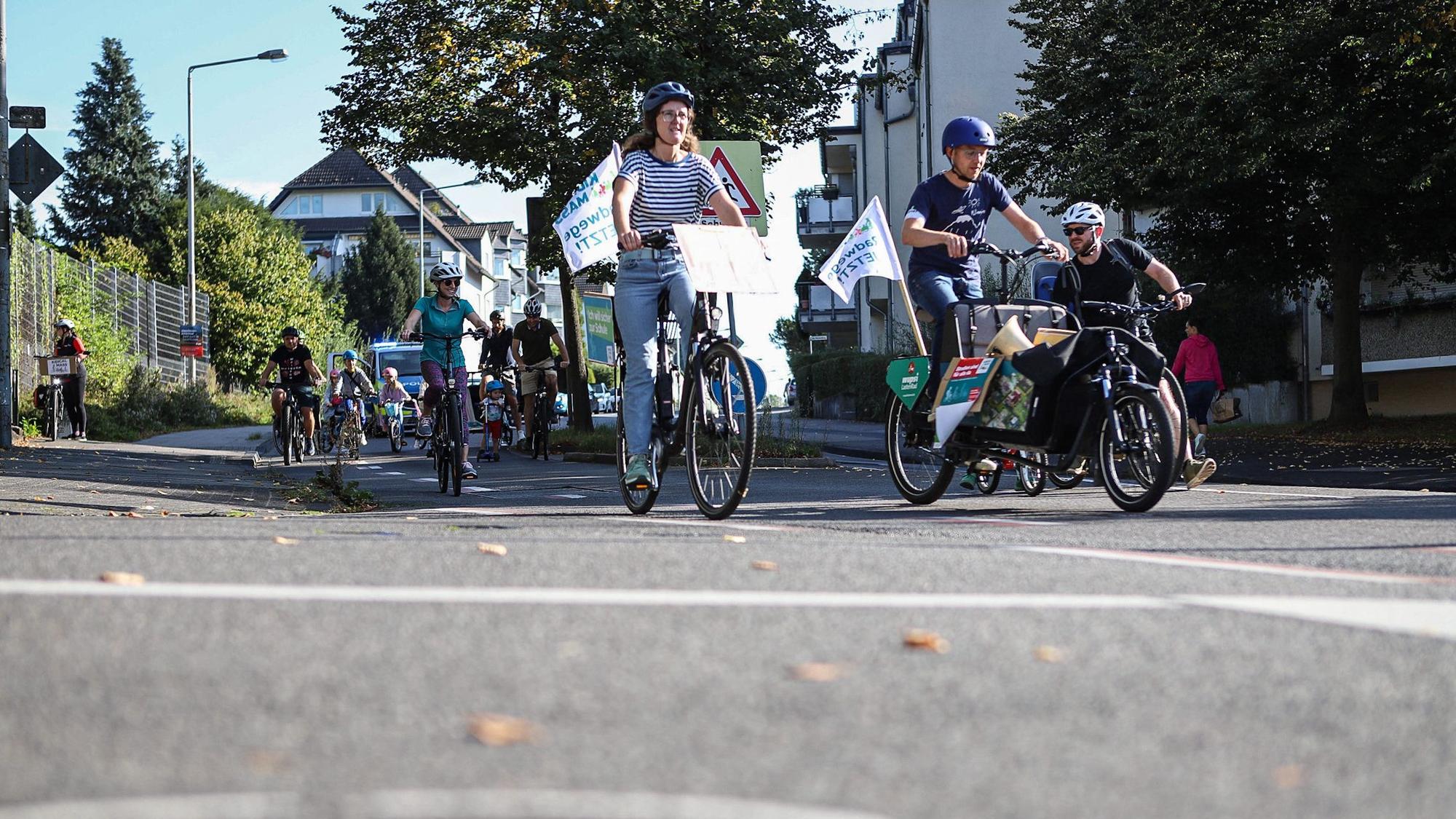 Rund 250 Menschen zog es für die „Kidical-Mass“-Fahrraddemo aufs Rad und auf die Straße.