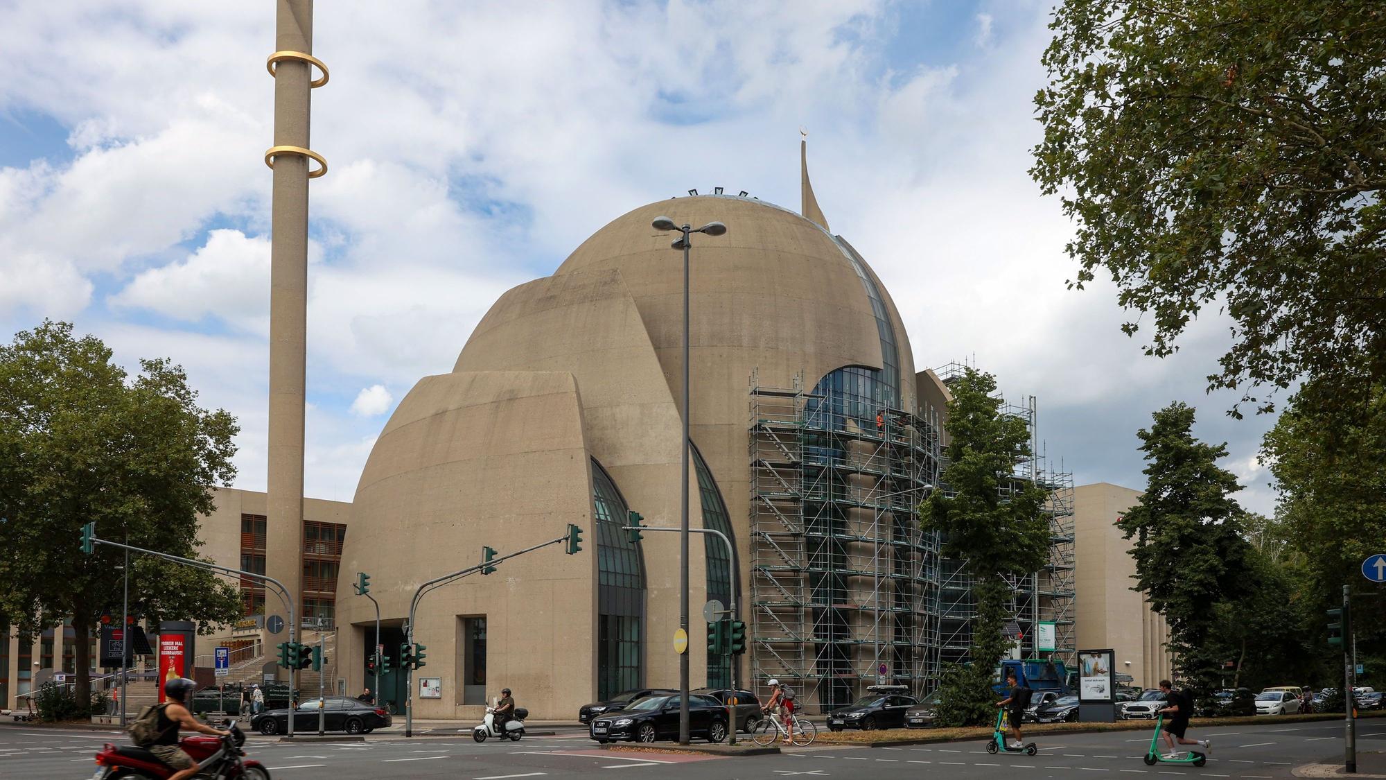Die Zentralmoschee in Köln-Ehrenfeld (Archivbild). Hier fand am Samstag (23. September) ein gemeinsames Gebet der Religionen statt.
