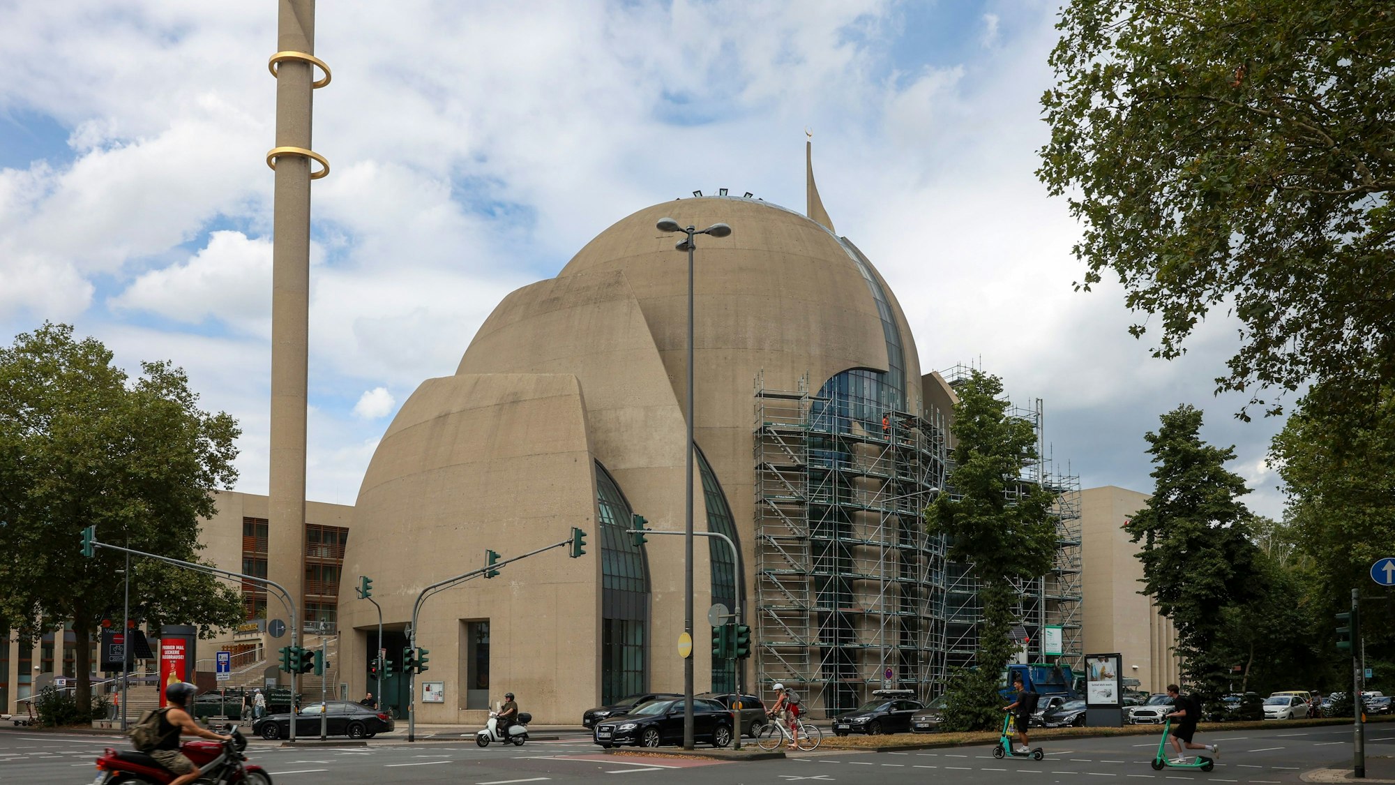 Die Zentralmoschee in Köln-Ehrenfeld (Archivbild). Hier fand am Samstag (23. September) ein gemeinsames Gebet der Religionen statt.