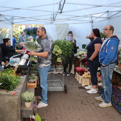 Sämtliche Blumensträuße hatten die Inhaber und Mitarbeiter des Blumenhaus Jonas noch in der Nacht frisch gebunden. Gegen 10 Uhr am Samstagmorgen standen die Kunden bereits Schlange im neuen provisorisch aufgebauten Blumenhaus.