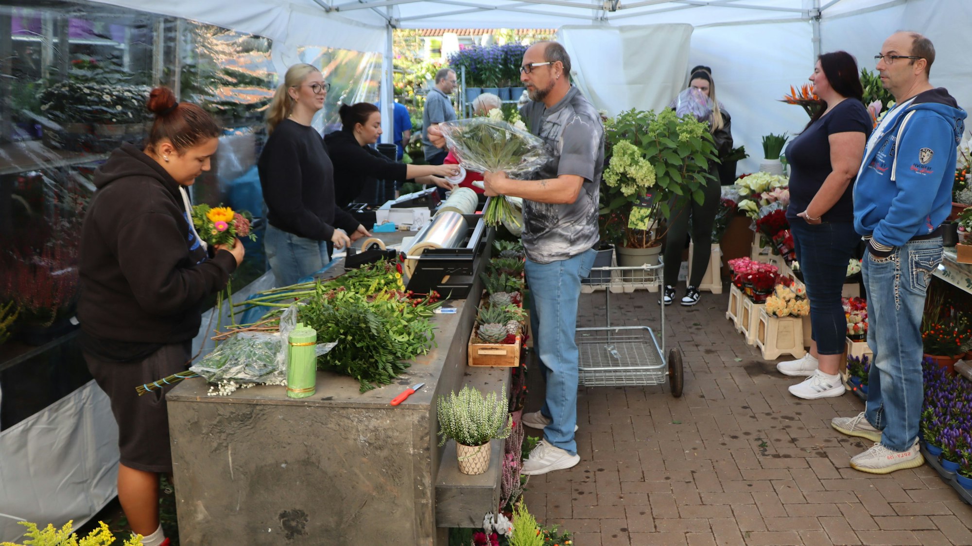 Sämtliche Blumensträuße hatten die Inhaber und Mitarbeiter des Blumenhaus Jonas noch in der Nacht frisch gebunden. Gegen 10 Uhr am Samstagmorgen standen die Kunden bereits Schlange im neuen provisorisch aufgebauten Blumenhaus.