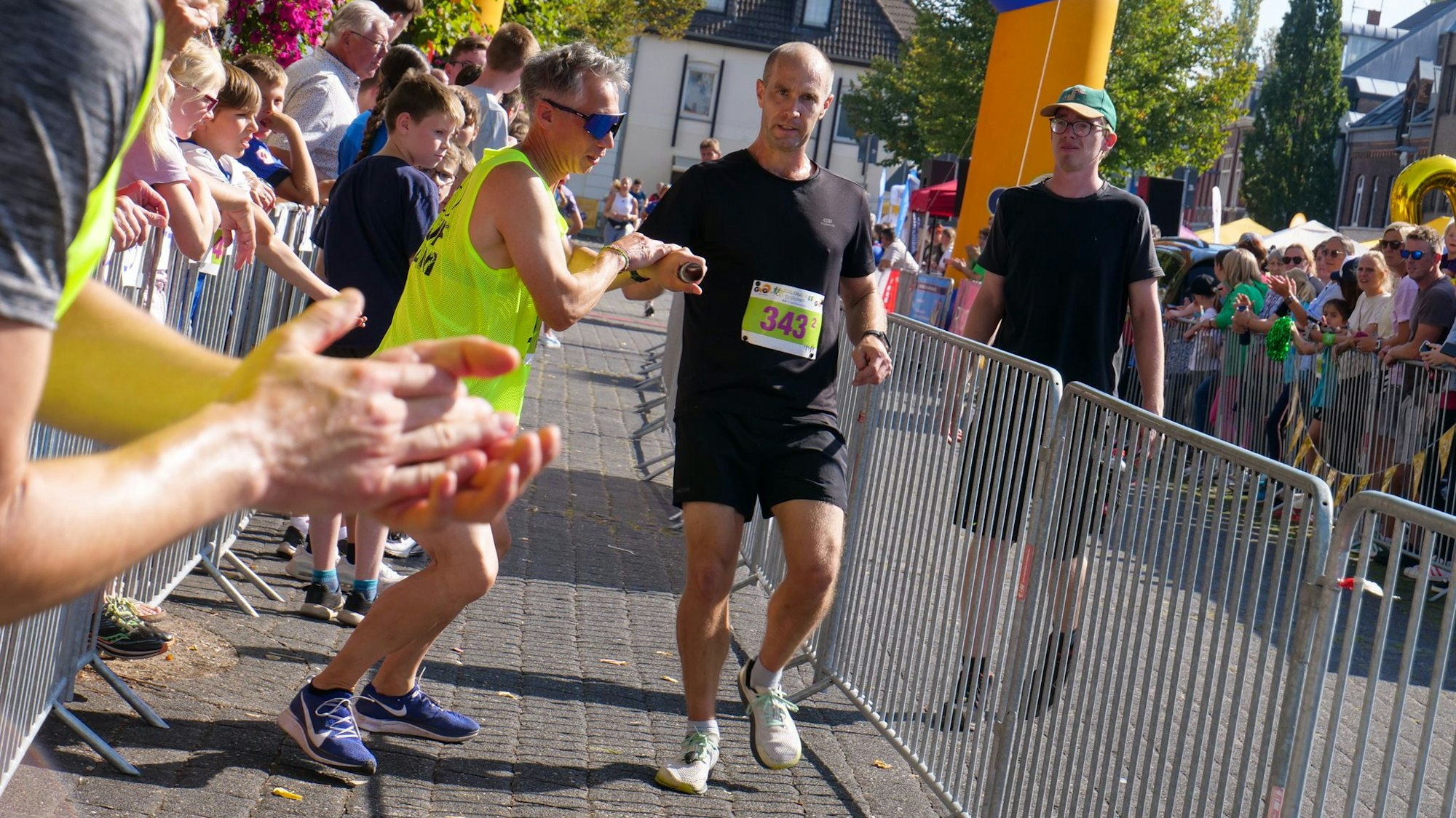 Stabübergabe beim GVG-Laufteam: Timo Diefenbach schickt seinen Teamkollegen Ian Emmett ins Rennen.