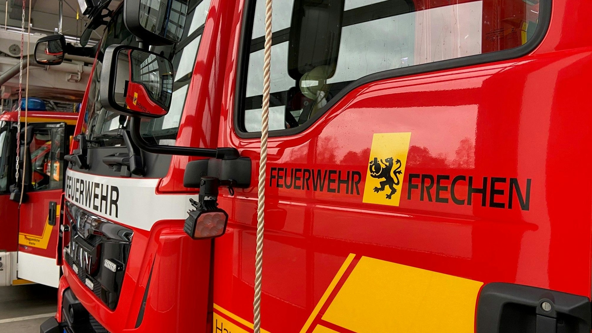 Auf dem Bild sind Einsatzfahrzeuge der Feuerwehr Frechen zu sehen.