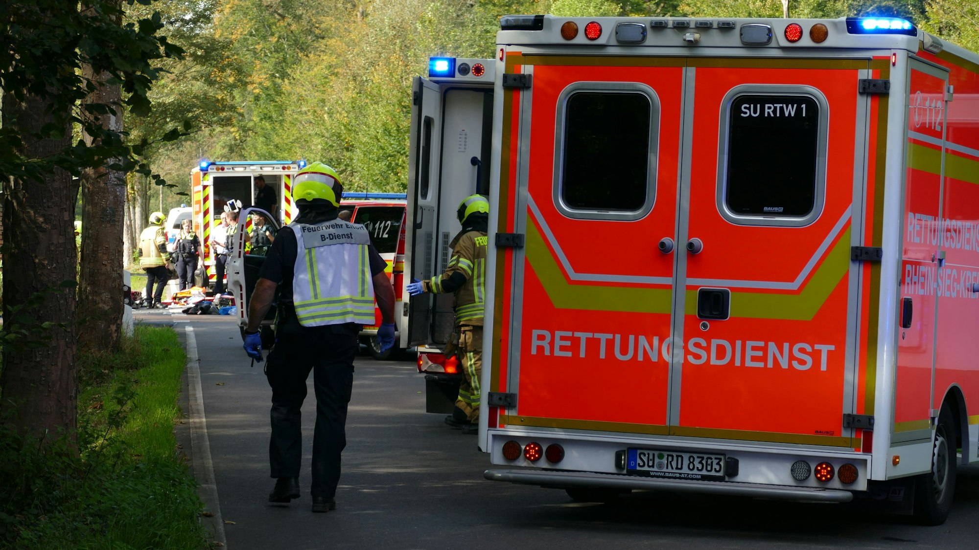Rettungswagen stehen auf einer Straße.