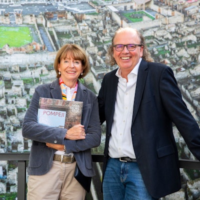 Oberbürgermeisterin Henriette Reker und Architekturfotograf Hans Georg Esch in der Ausstellung „Pompeji“ auf dem Neumarkt