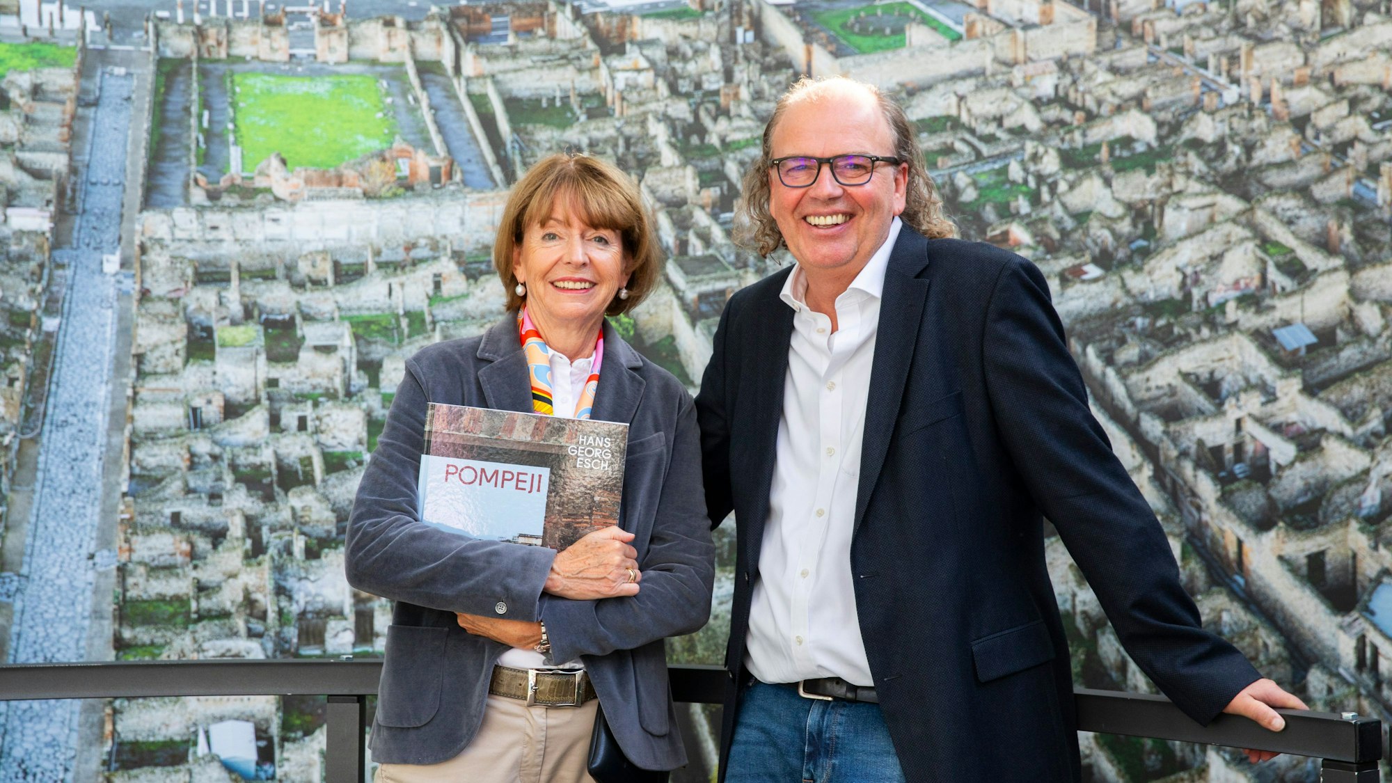 Oberbürgermeisterin Henriette Reker und Architekturfotograf Hans Georg Esch in der Ausstellung „Pompeji“ auf dem Neumarkt