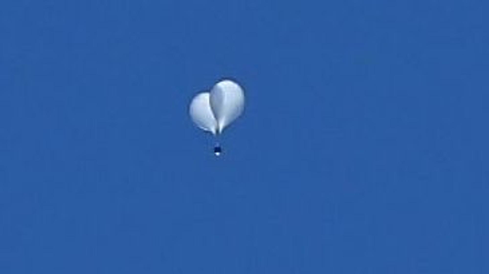 Ein Objekt, bei dem es sich vermutlich um einen von Nordkorea entsandten Müllballon handelt, wird über dem Bezirk Yongsan in Seoul gesichtet, wo sich das Präsidialamt befindet. (Archivbild)