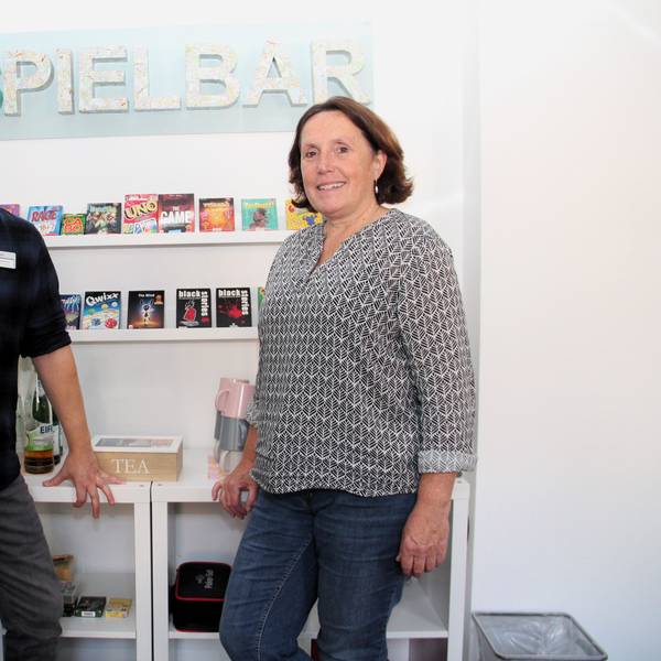 Matthias Worms und Laura Schweikhart an der „Spielbar“.