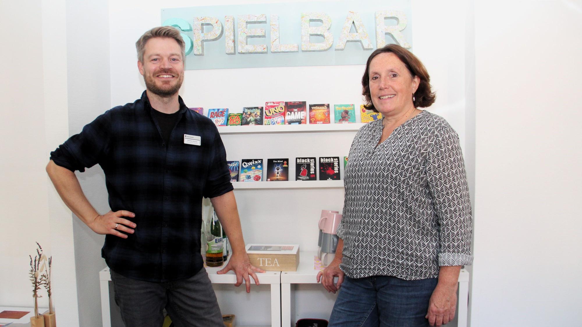 Matthias Worms und Laura Schweikhart an der „Spielbar“.