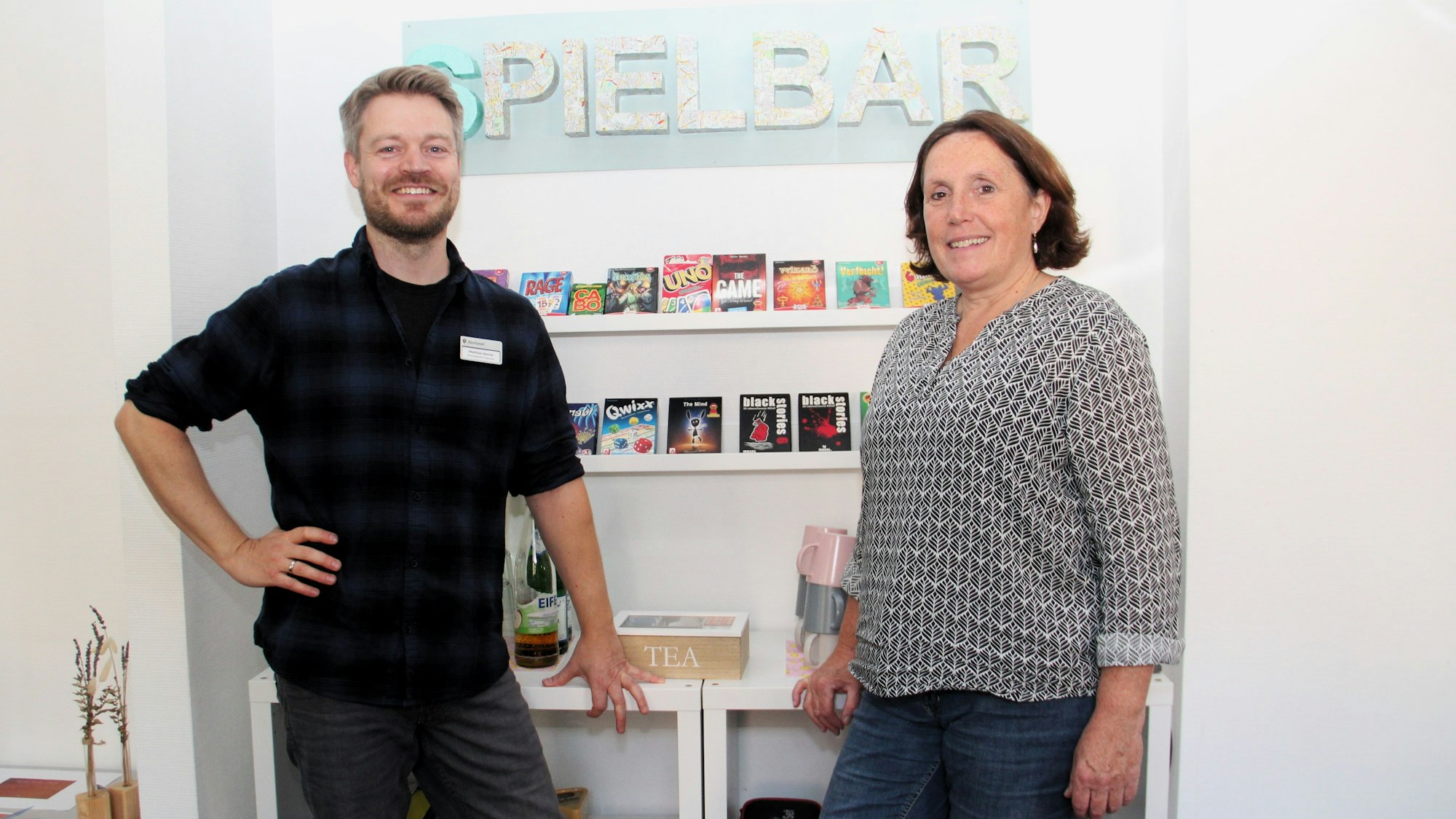 Matthias Worms und Laura Schweikhart an der „Spielbar“.