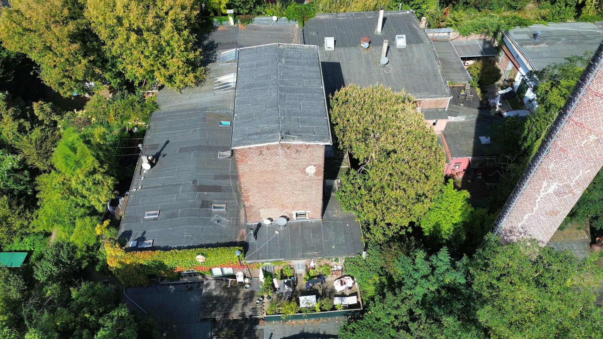 Diese Gebäude sind Reste der alten Kerzenfabrik - sie bilden heute das Zentrum des Künstlerquartiers.