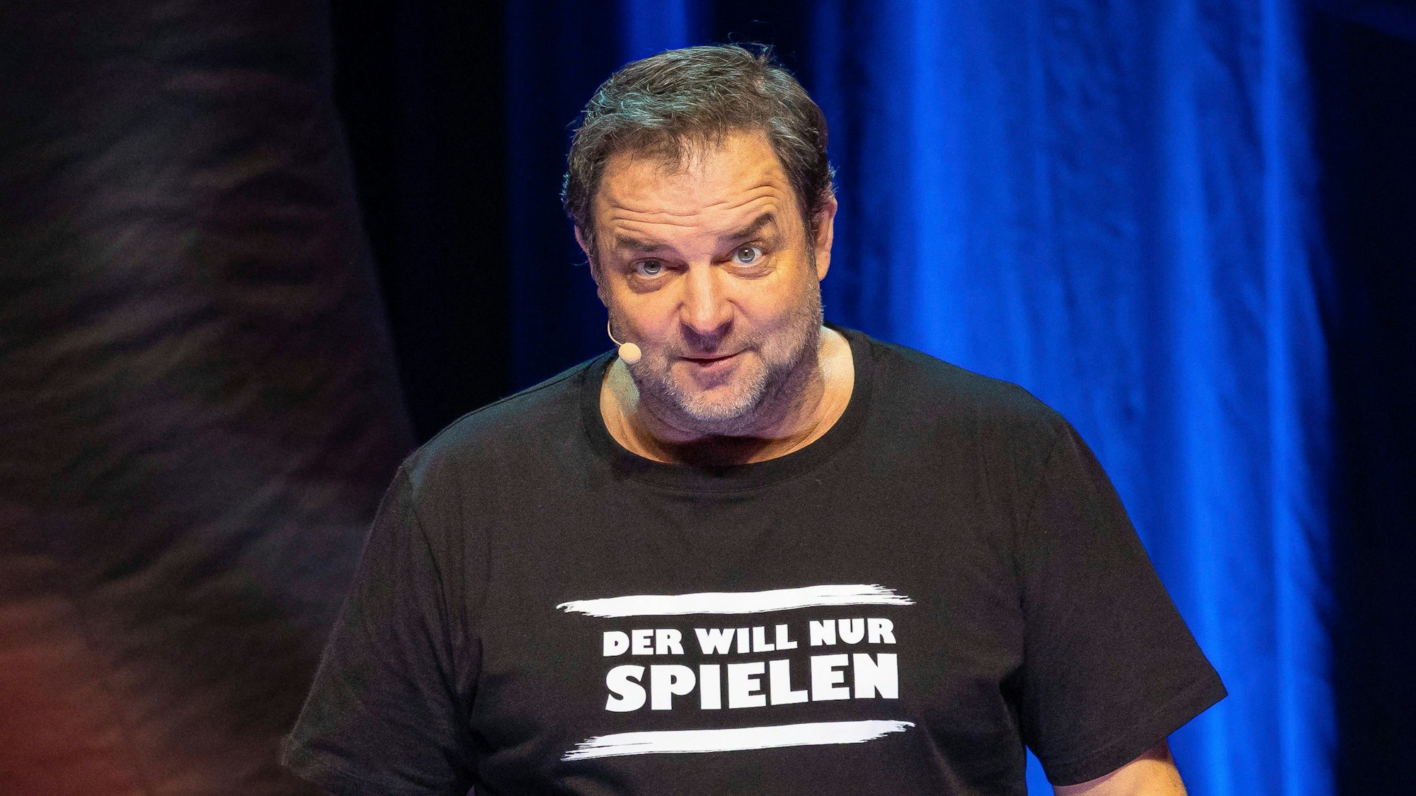 Martin Rütter auf der Bühne.