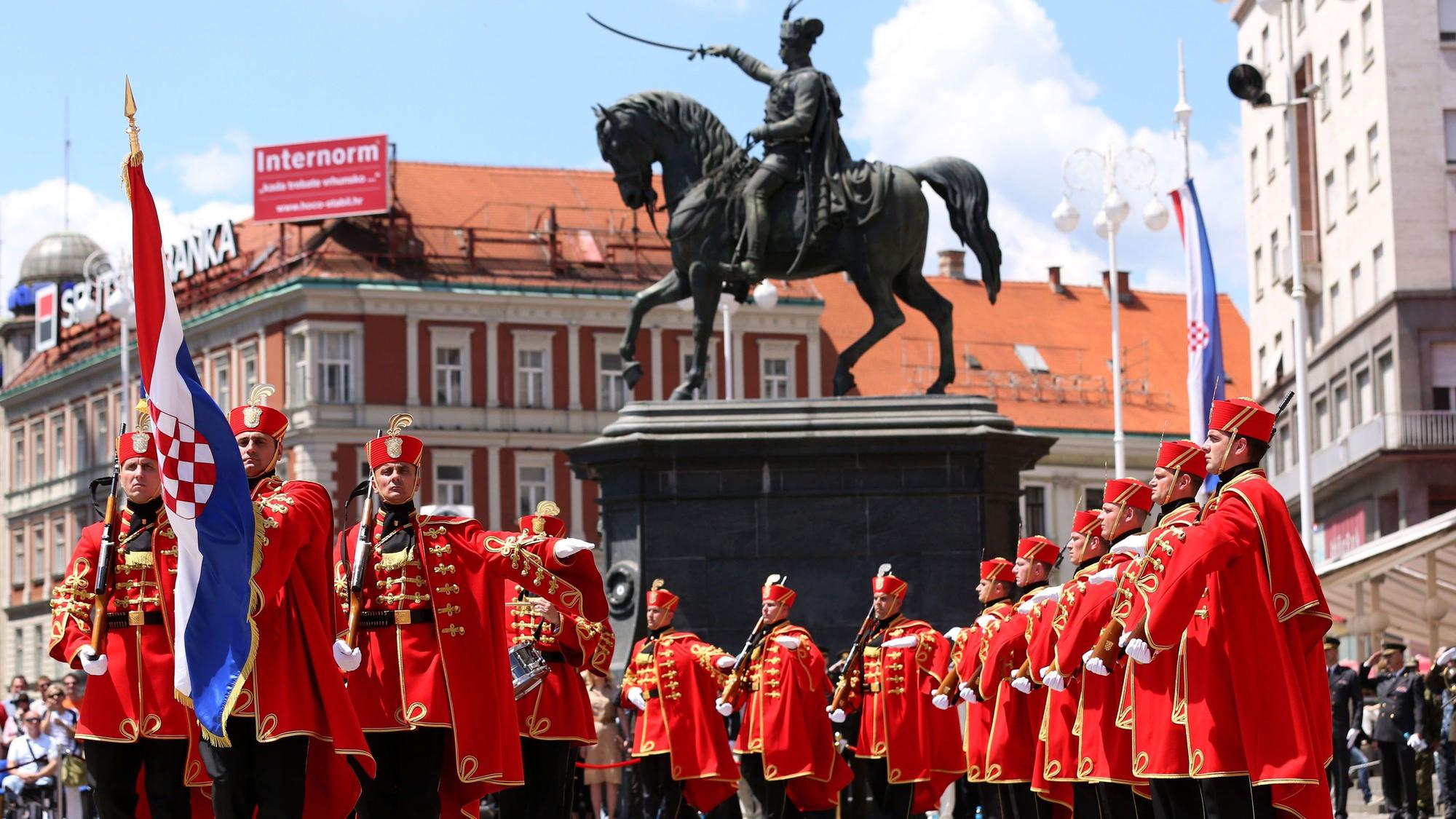ARCHIV - 24.03.2017, Kroatien, Zagreb: Die Ehrengarde des Cravat-Regiments marschiert am 27.05.2017 in Zagreb (Kroatien) durch die Innenstadt. Kroatien feiert am 28. Mai mit dem Tag der Streitkräfte die Gründung einer Armee vor 26 Jahren.