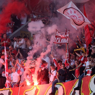 Fans des 1. FC Köln unterstützen ihre Mannschaft in Düsseldorf, und wurden kurz vor Abpfiff doch noch enttäuscht.