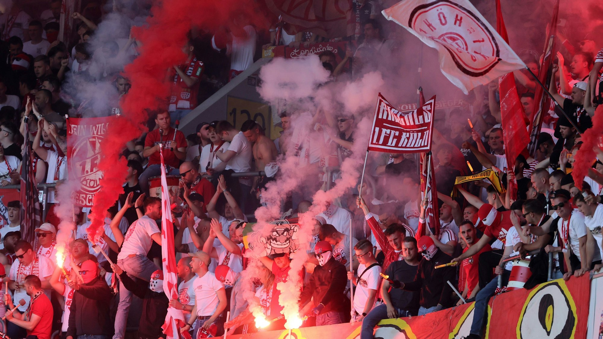 Fans des 1. FC Köln unterstützen ihre Mannschaft in Düsseldorf, und wurden kurz vor Abpfiff doch noch enttäuscht.
