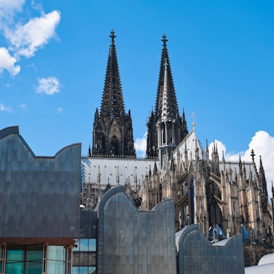 Der Kölner Dom ist das Wahrzeichen der Stadt. Davor ist das Museum Ludwig zu sehen. (Archivbild)