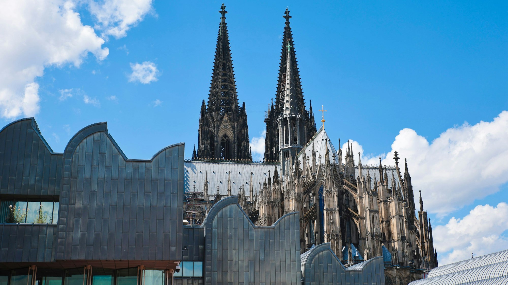 Der Kölner Dom ist das Wahrzeichen der Stadt. Davor ist das Museum Ludwig zu sehen. (Archivbild)