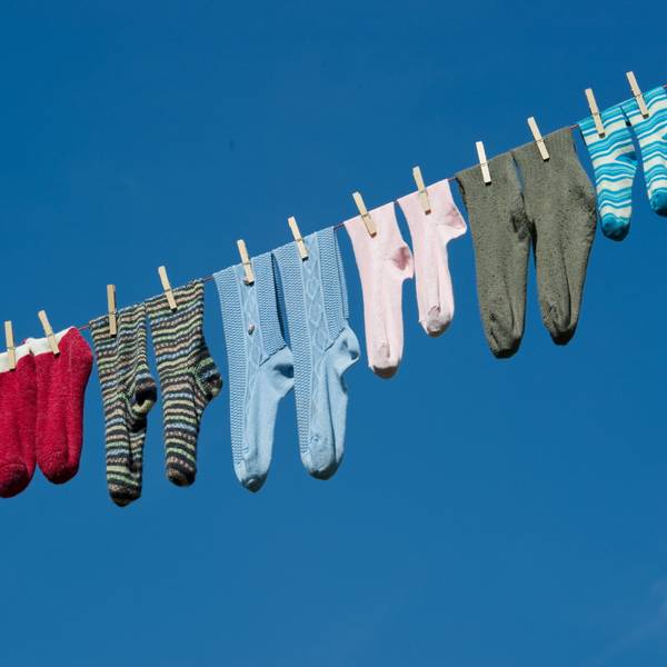 Socken hängen auf einer Wäscheleine.