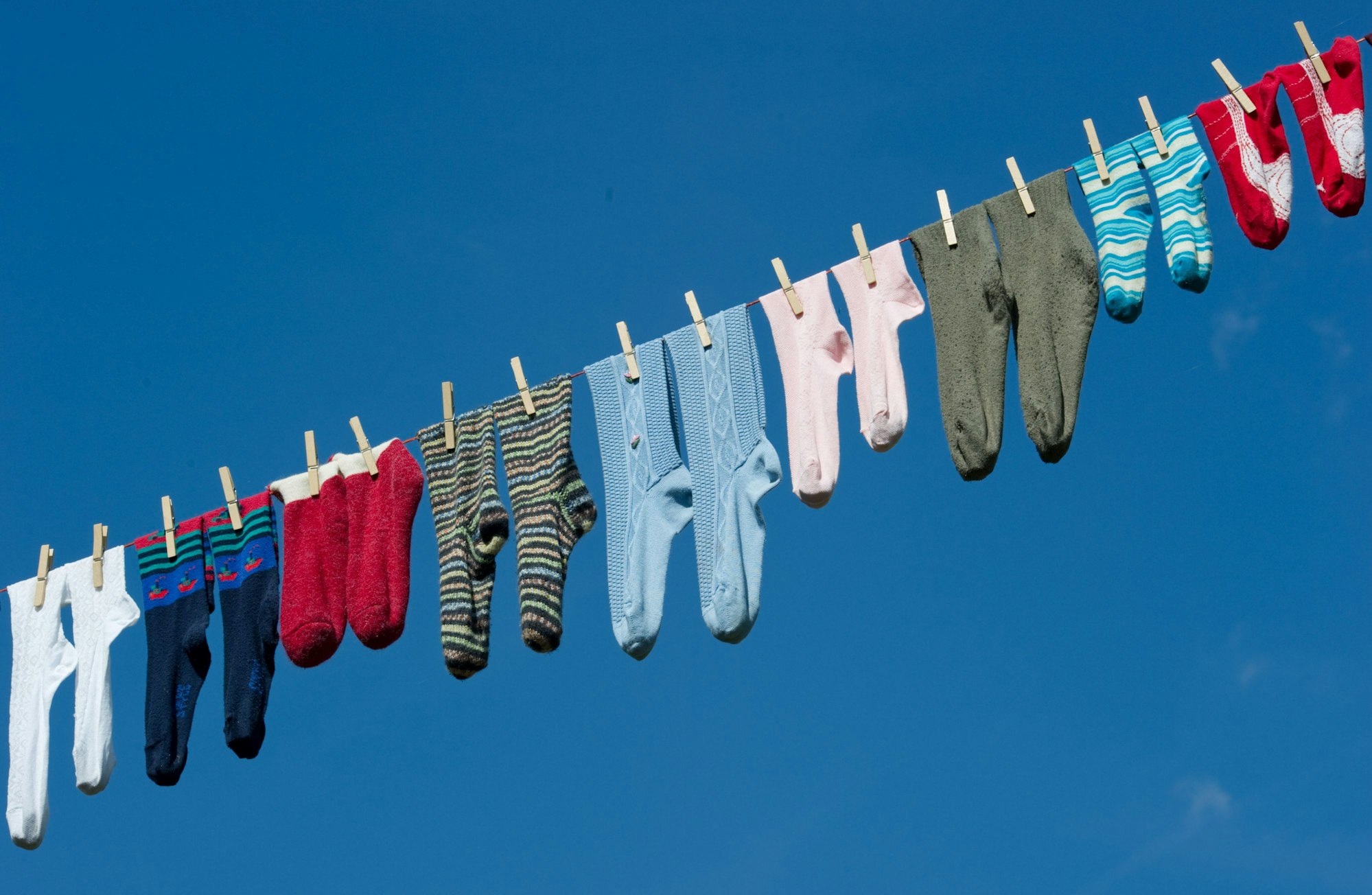 Socken hängen auf einer Wäscheleine.