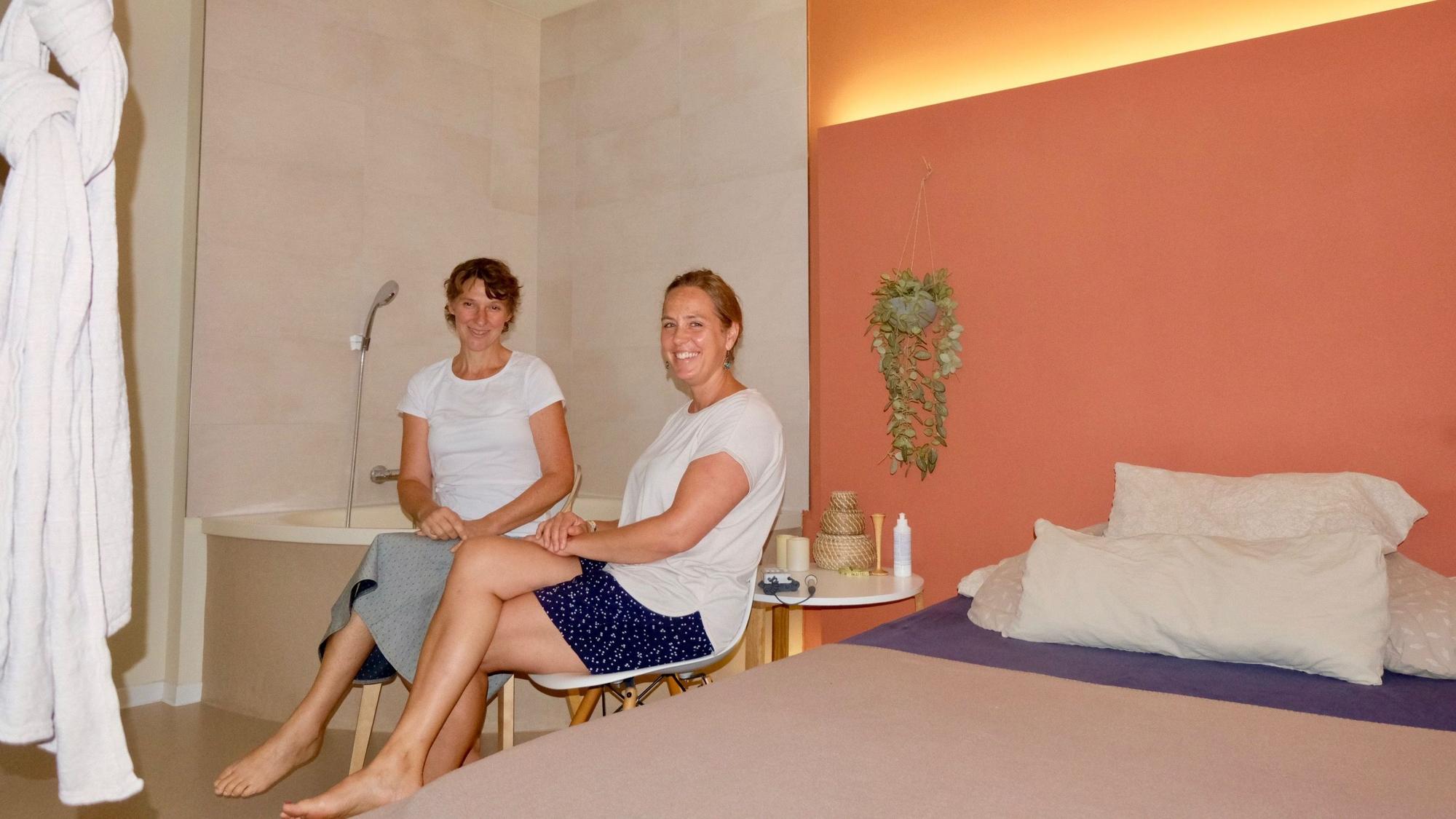 Sandra Murn (l.) und Anna Adam in einem der Geburtsräume.