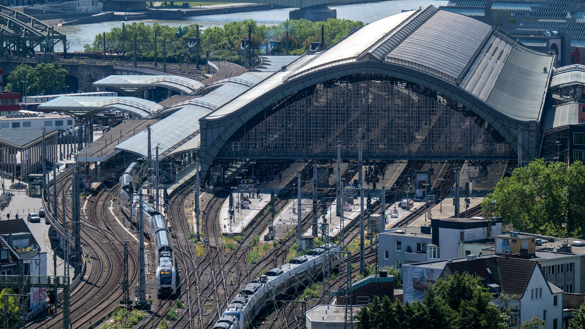 13.06.2024, Köln: Blick auf den Hauptbahnhof. Vom Dach des Hansa-Hochhauses hat man einen guten Rundumblick. Foto: Uwe Weiser