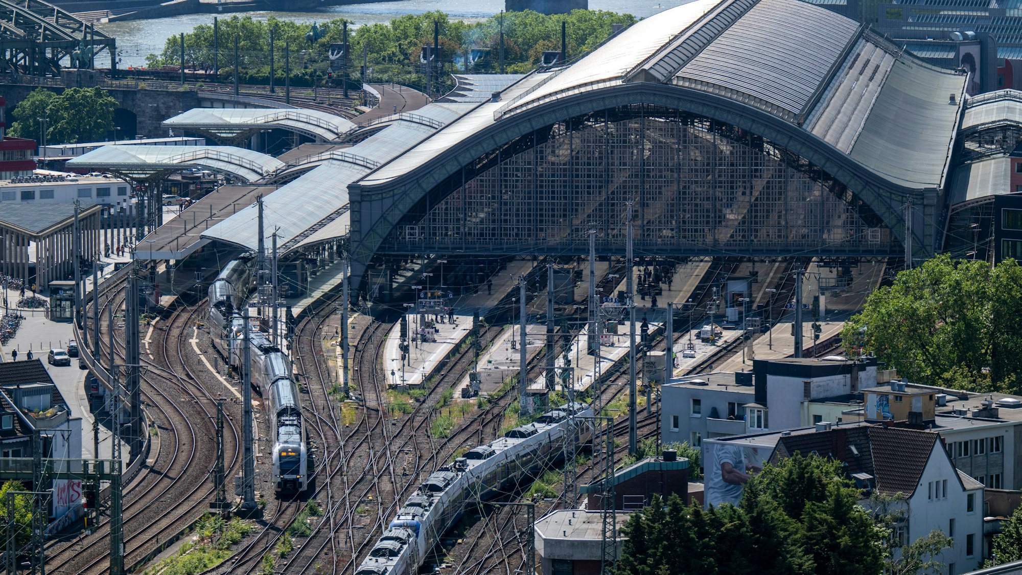 13.06.2024, Köln: Blick auf den Hauptbahnhof. Vom Dach des Hansa-Hochhauses hat man einen guten Rundumblick. Foto: Uwe Weiser