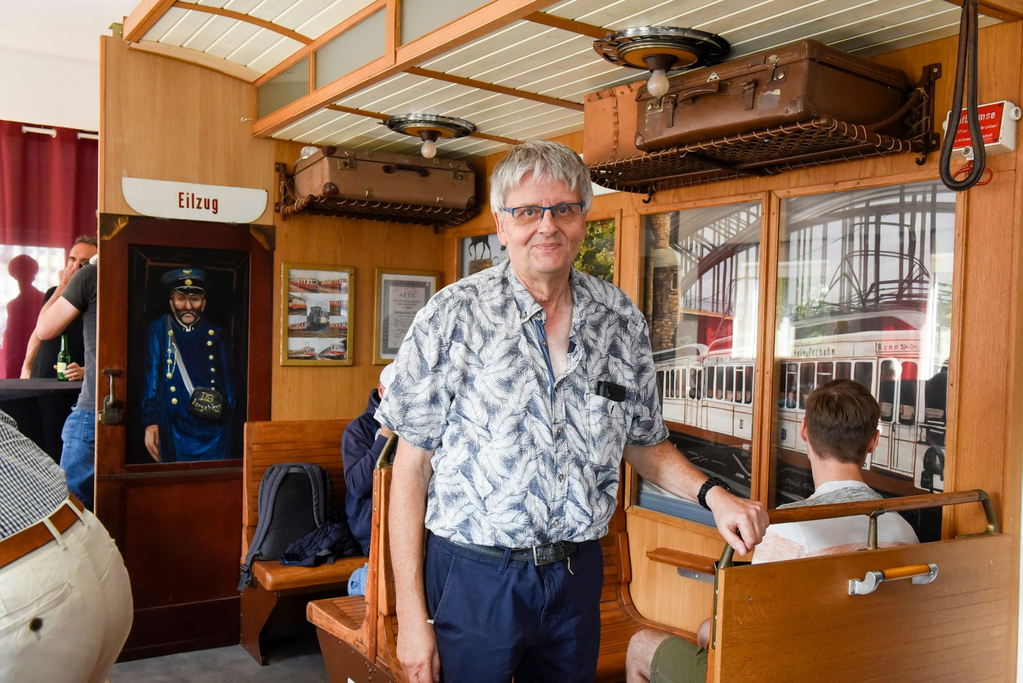 Ein Mann steht in einem Zug.