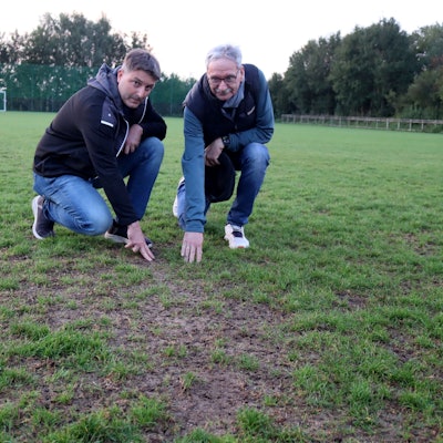 Auf graslose Stellen und Stolperfallen im Rasenplatz deuten Jugendleiter Sascha Franke (l.) und Vorsitzender Hans-Wilhelm Garrelfs.