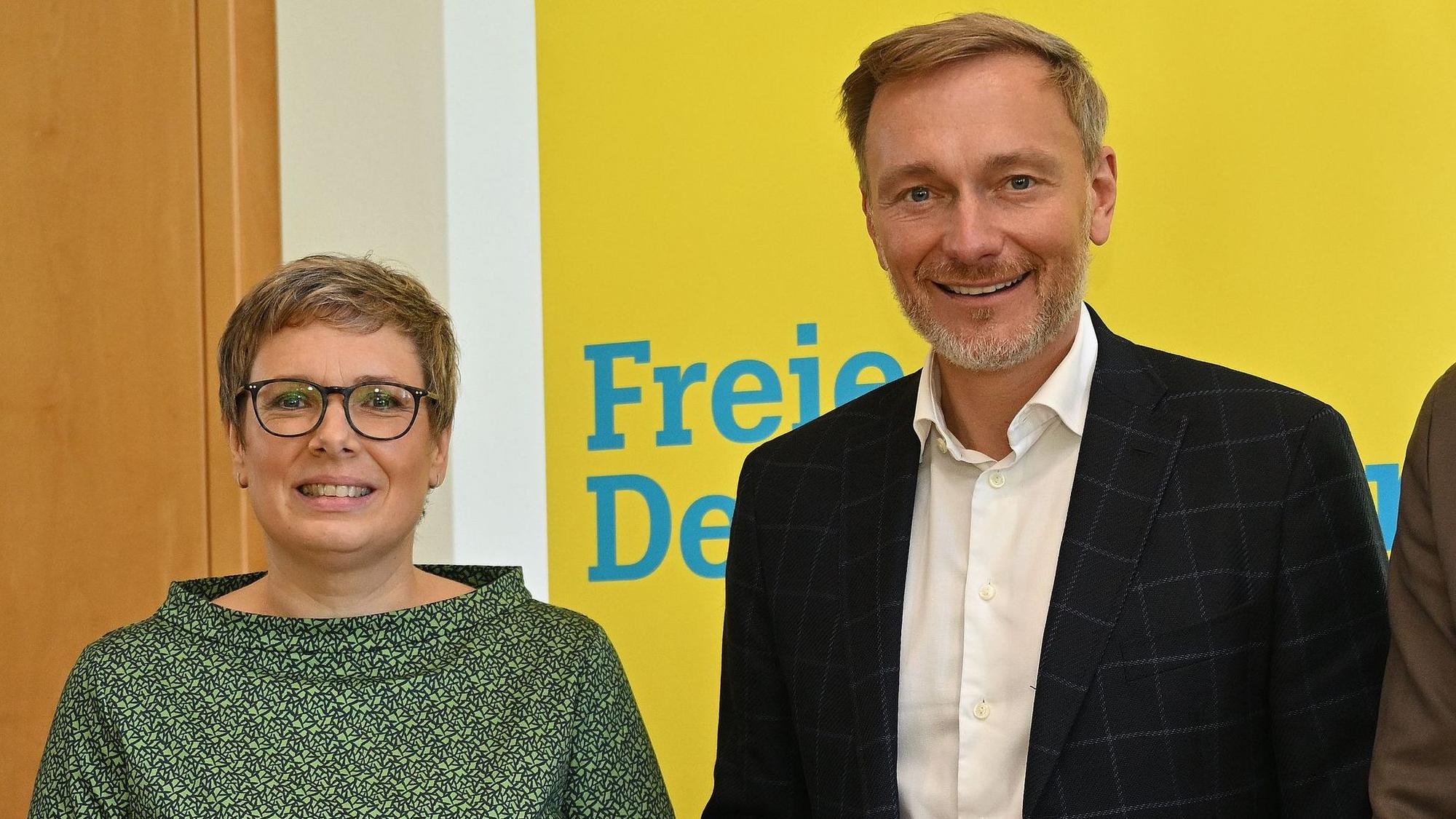 Bei einem FDP-Empfang mit Christian Lindner steht Dorothee Wasmuth neben Christian Lindner.