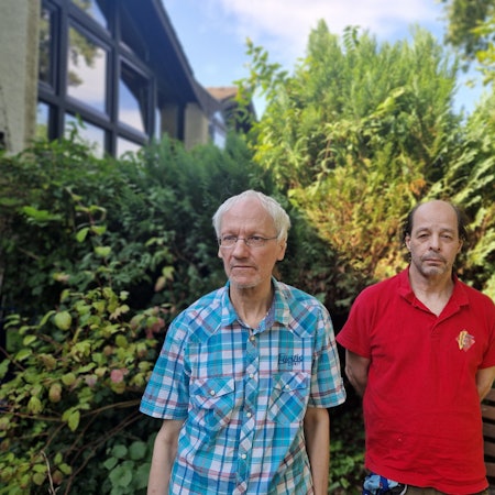 Jürgen Westfeld und Michael Hornig (v.l.) sind in einem Notunterbringungs-Hotel untergekommen.