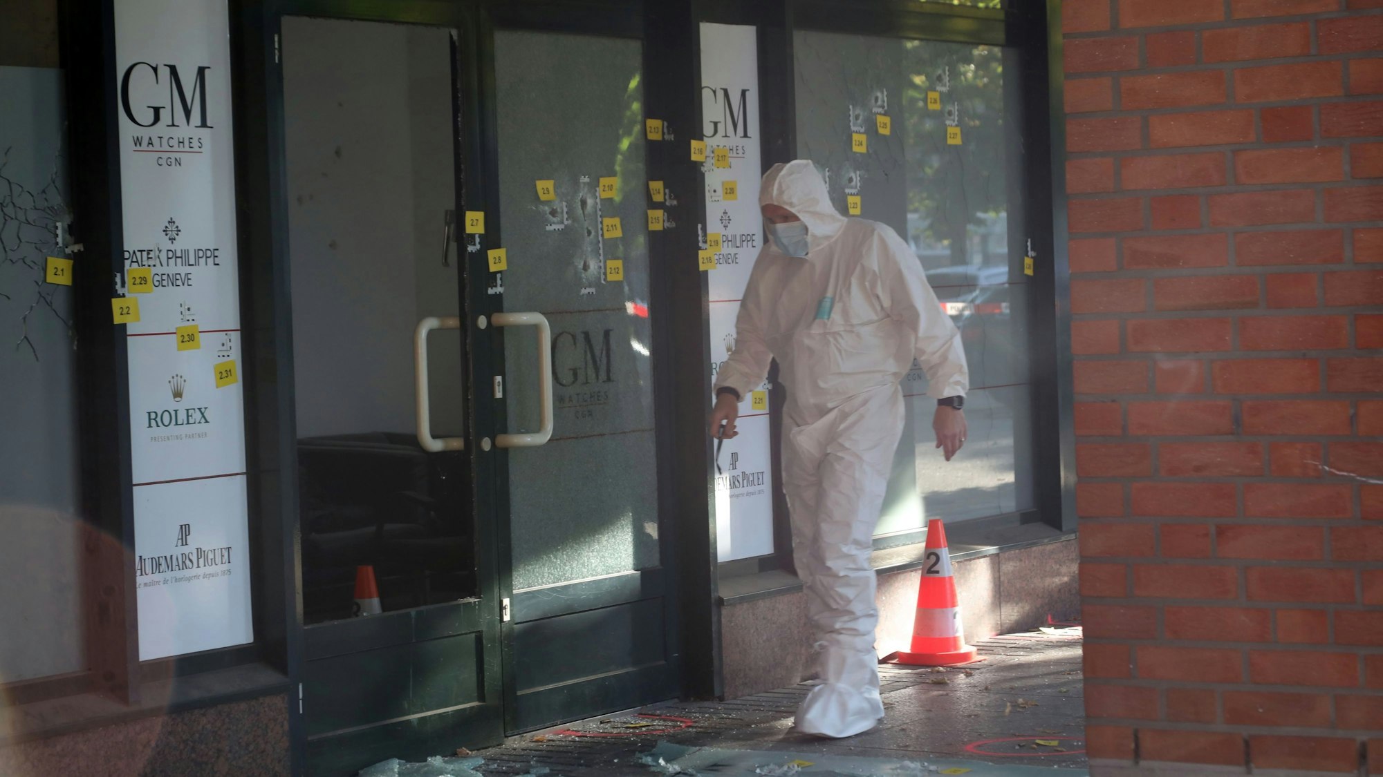 Auf ein Uhrengeschäft in Niehl wurde geschossen.Die Einschusslöcher am Geschäft sind deutlich zu sehen.