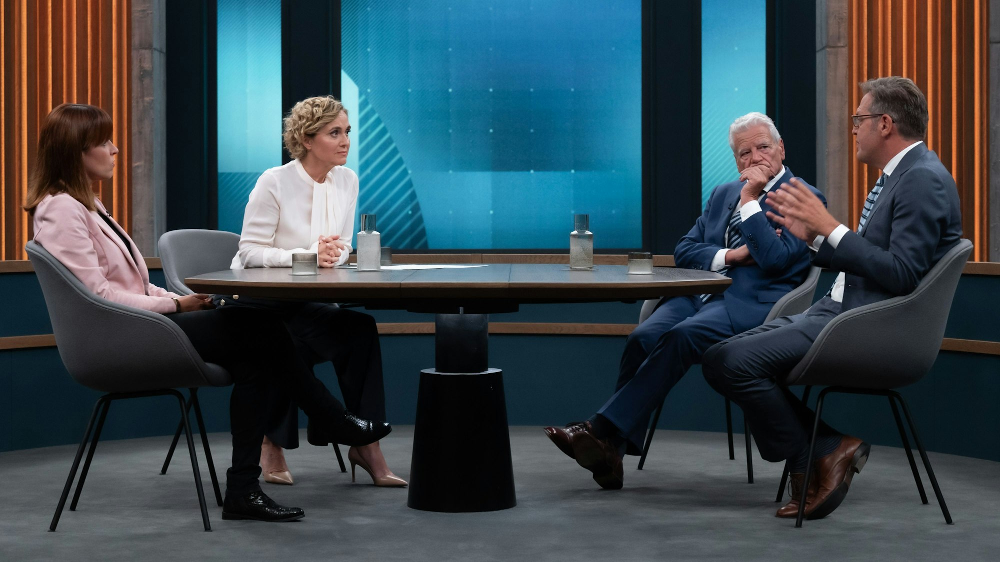 Caren Miosga (2. v. l.) mit ihren Gästen: Joachim Gauck, Julia Reuschenbach (l.) und Steffen Mau (r.).