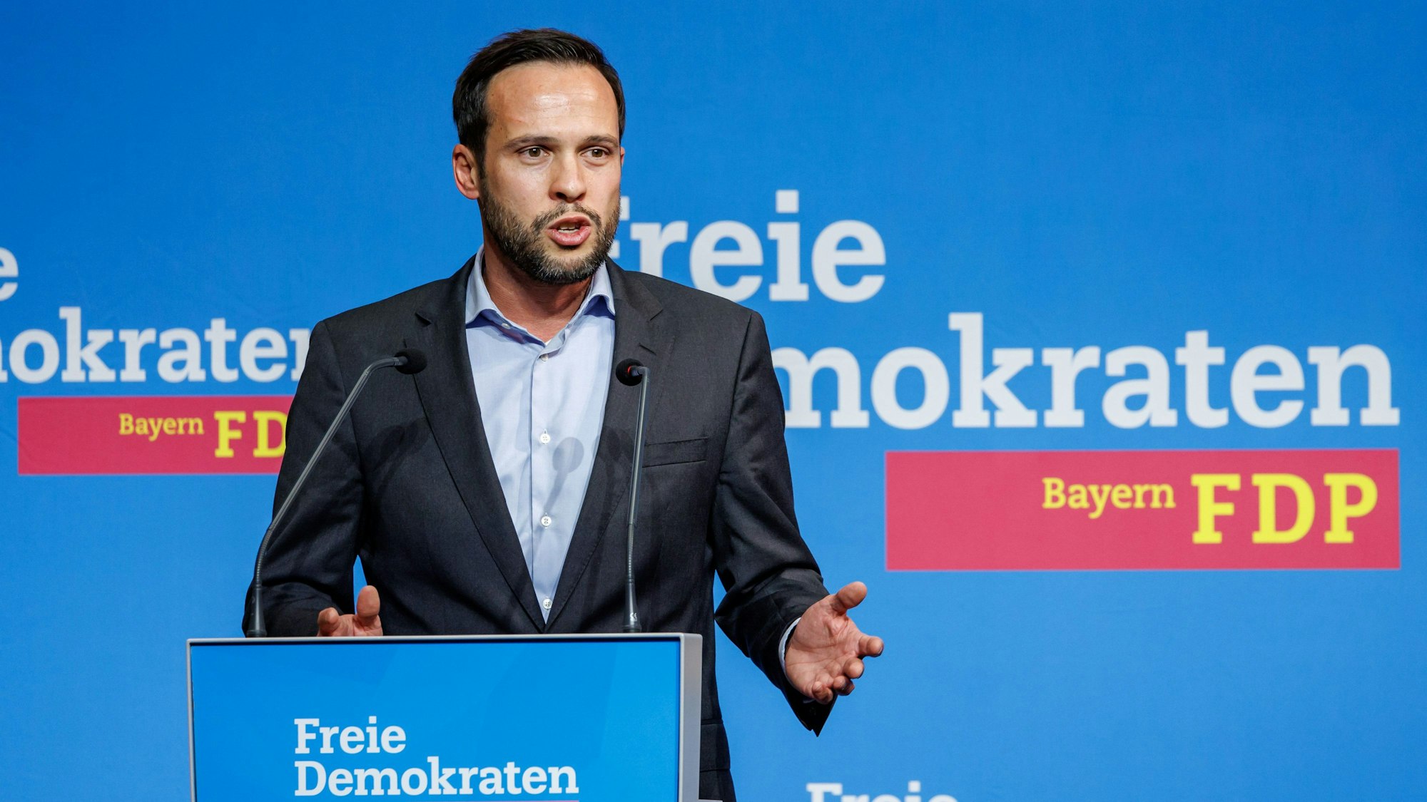 Martin Hagen, Landesvorstand und Fraktionsvorsitzender der FDP im Bayerischen Landtag, spricht beim Landesparteitag der FDP Bayern. (Archivbild)