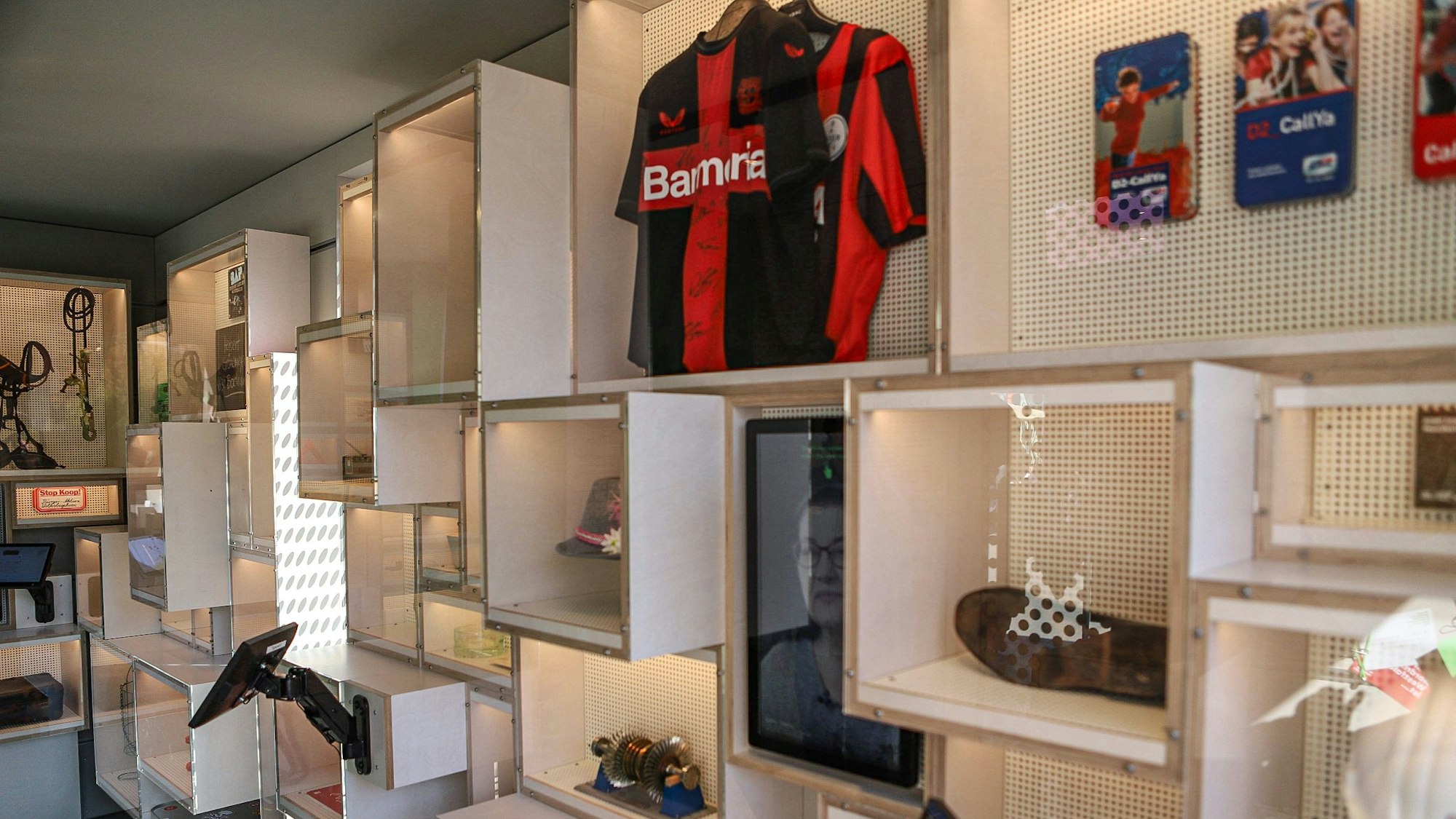 Gegenstände liegen in Vitrinen an einer Wand.