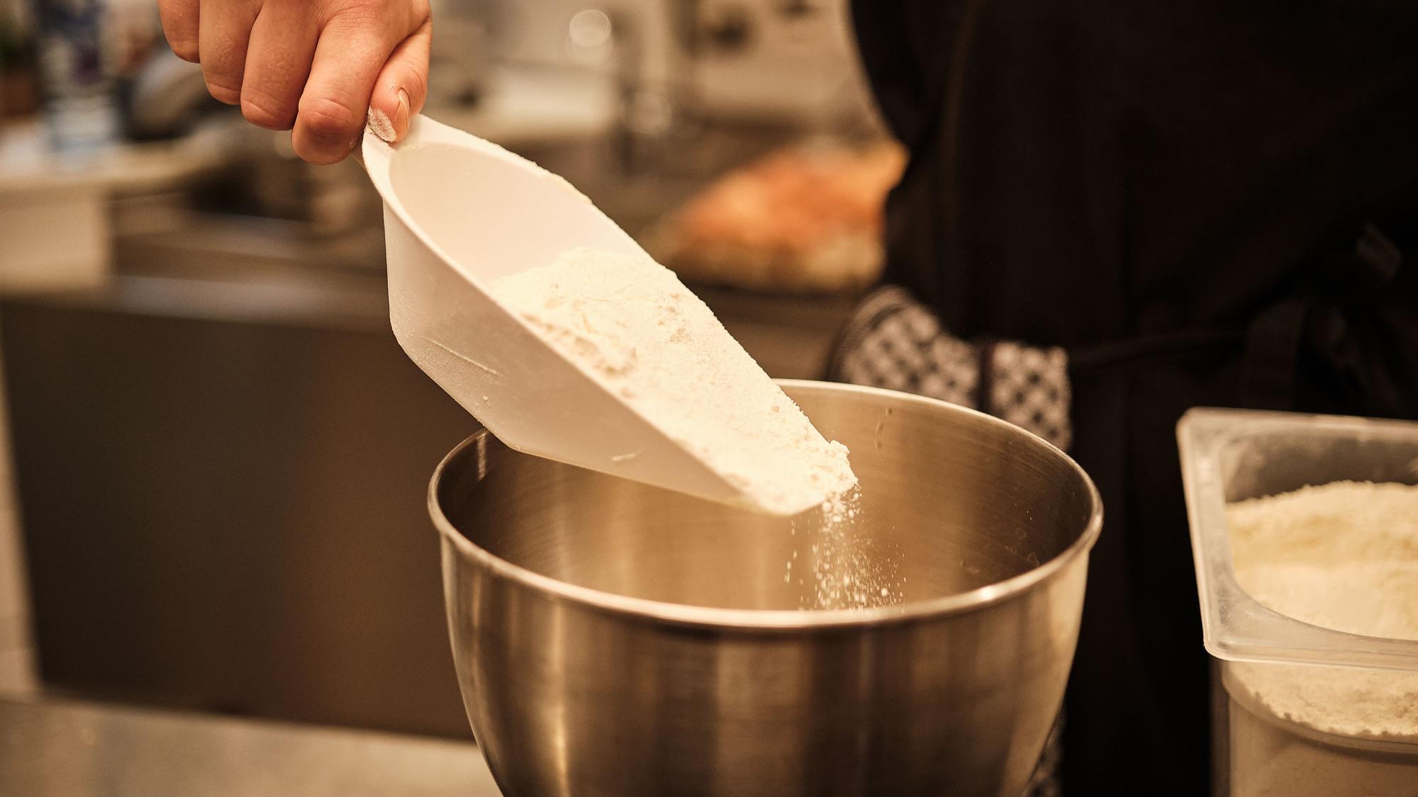Wollmann bei der Herstellung des Cheesecake