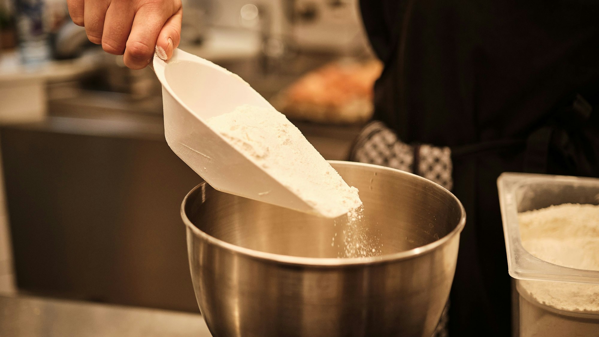 Wollmann bei der Herstellung des Cheesecake