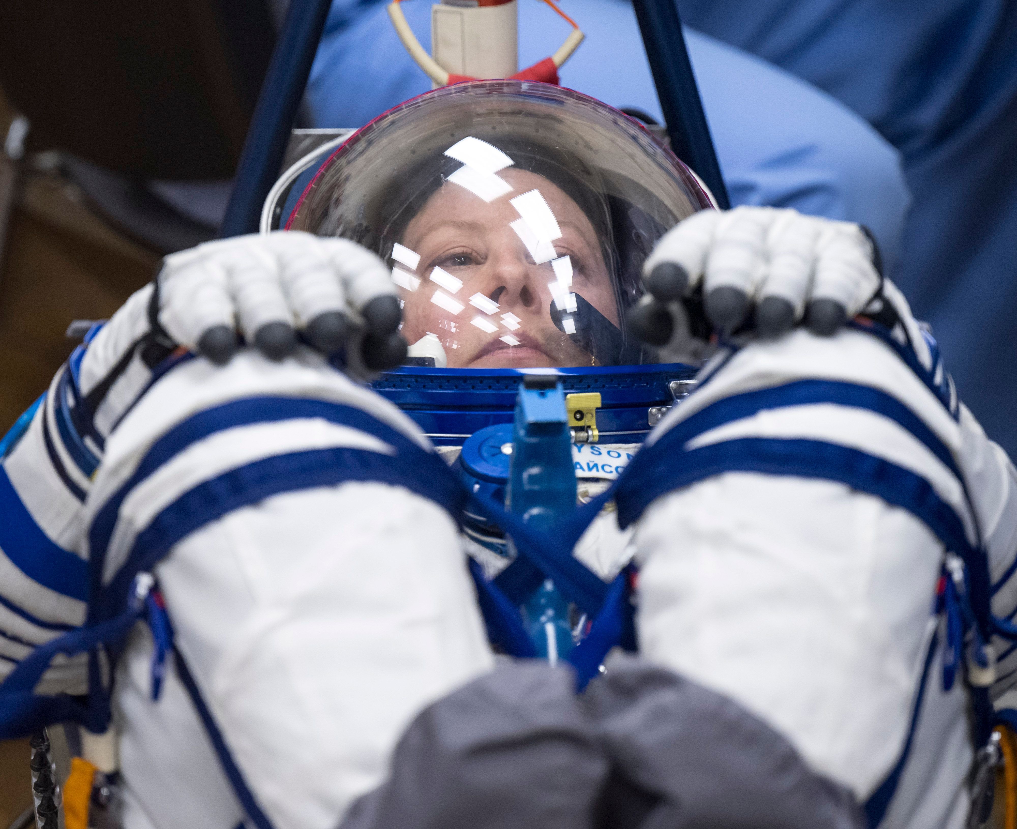 Die NASA-Astronautin Tracy Dyson, Expedition 71, lässt den Druck ihres russischen Sokol-Anzugs überprüfen, während sie sich zusammen mit dem Roscosmos-Kosmonauten Oleg Novitskiy und Raumfahrerin Marina Vasilevskaya aus Belarus auf ihren Sojus-Start zur Internationalen Raumstation (ISS) vorbereitet. (Archivbild)
