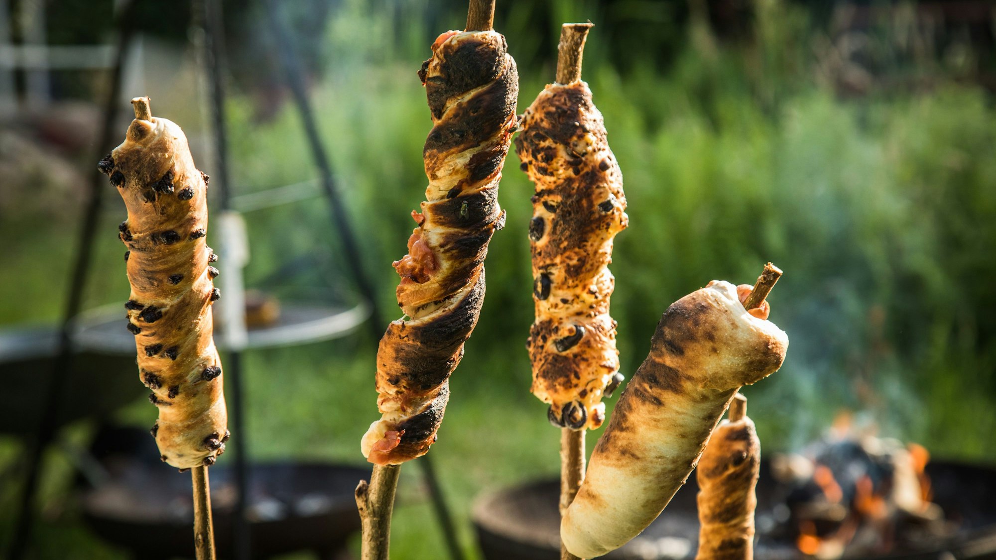 Stockbrot in süßen und herzhaften Variationen auf dem Feuer gebacken.