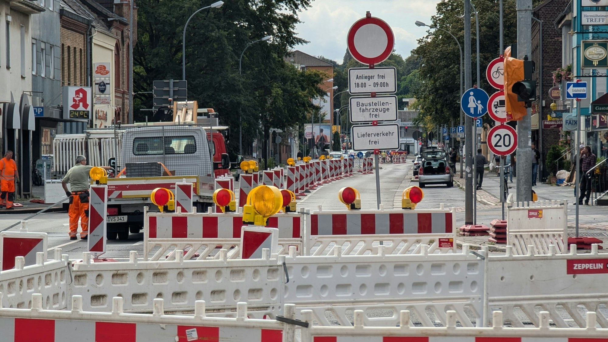 Das Foto zeigt die Absperrungen vor der Baustelle an der Luxemburger Straße.