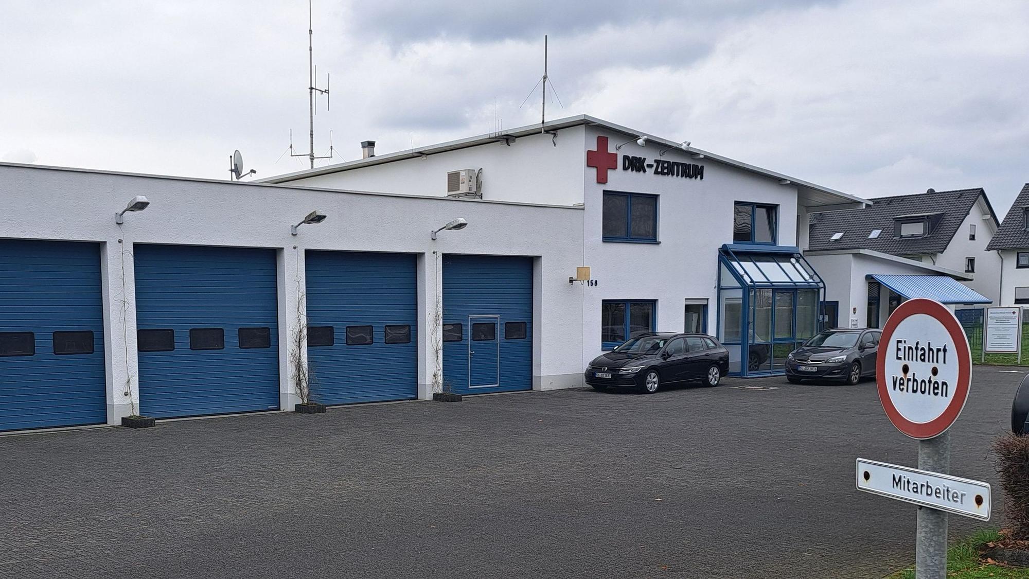 Die Deutsche Rote Kreuz in Niederkassel will eine neue Rettungswache bauen. Bislang befindet sie sich an der Hauptstraße im Norden von Niederkassel-Ort.