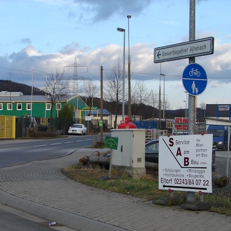 Die Straße zum Gewerbegebiet Altebach.