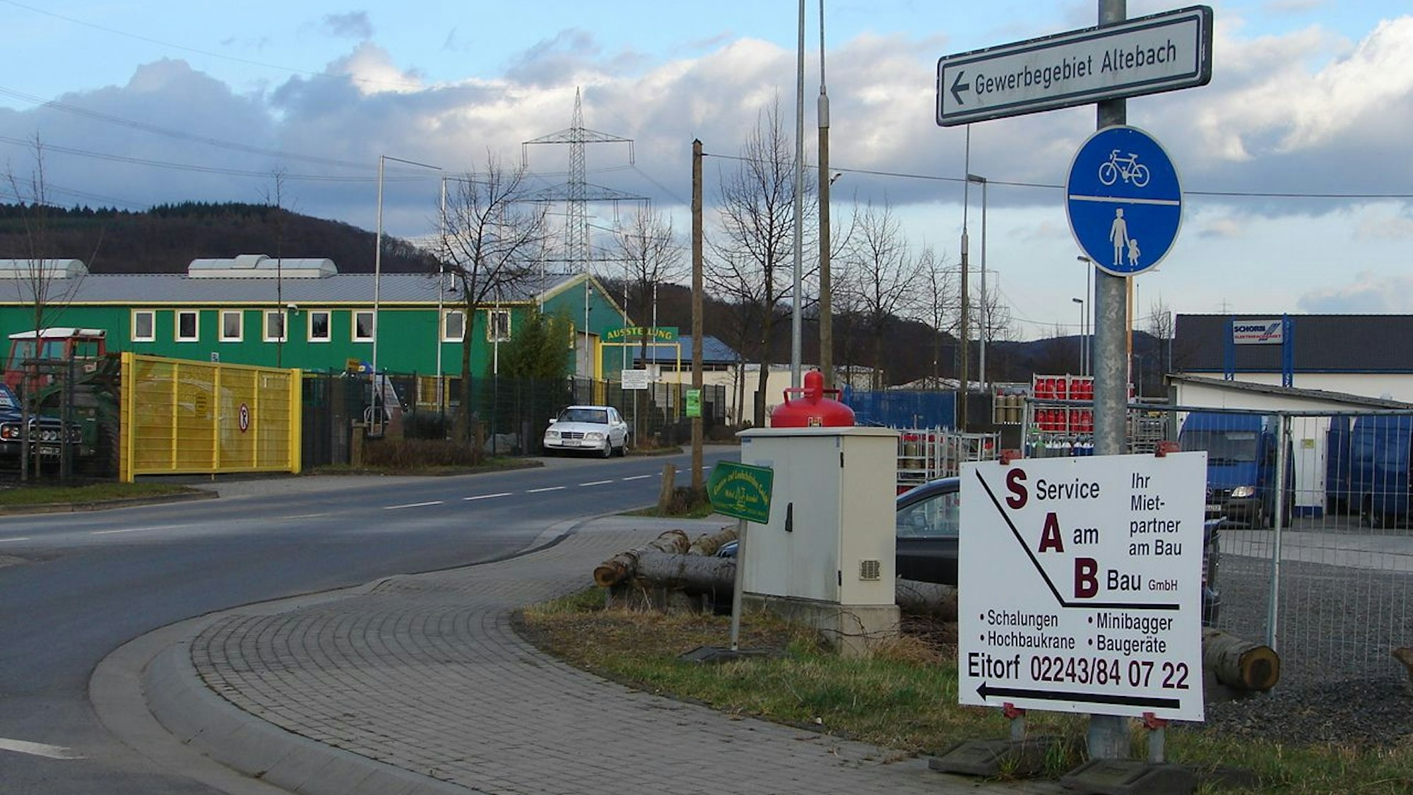 Die Straße zum Gewerbegebiet Altebach.