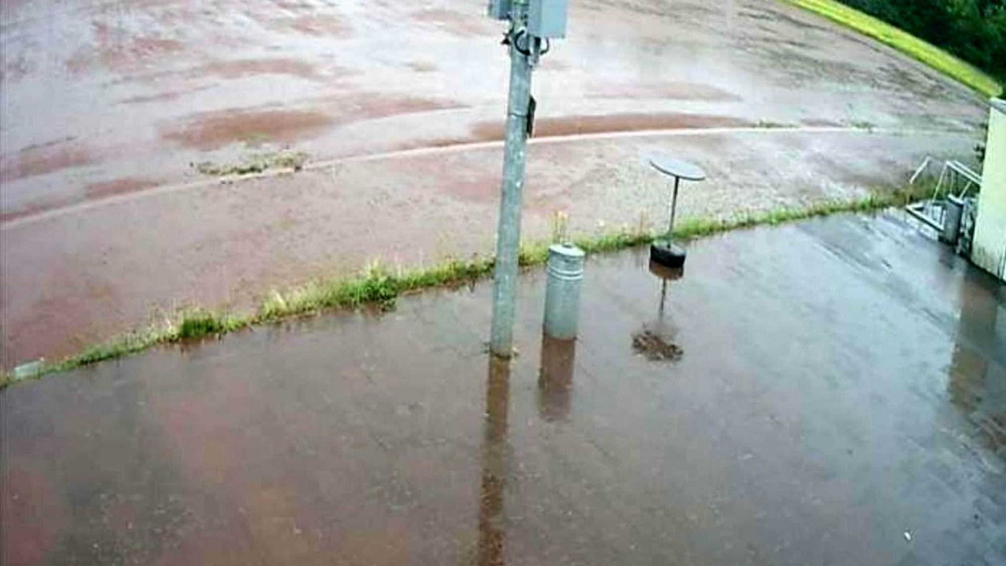 Auf dem Aschenplatz in Kommern bleibt bei Regen das Wasser stehen.