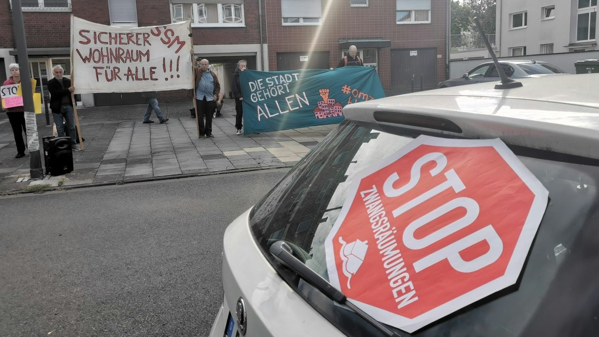 Kundgebung vor dem Haus auf der Ansbacher Straße wegen der Zwangsräumung.