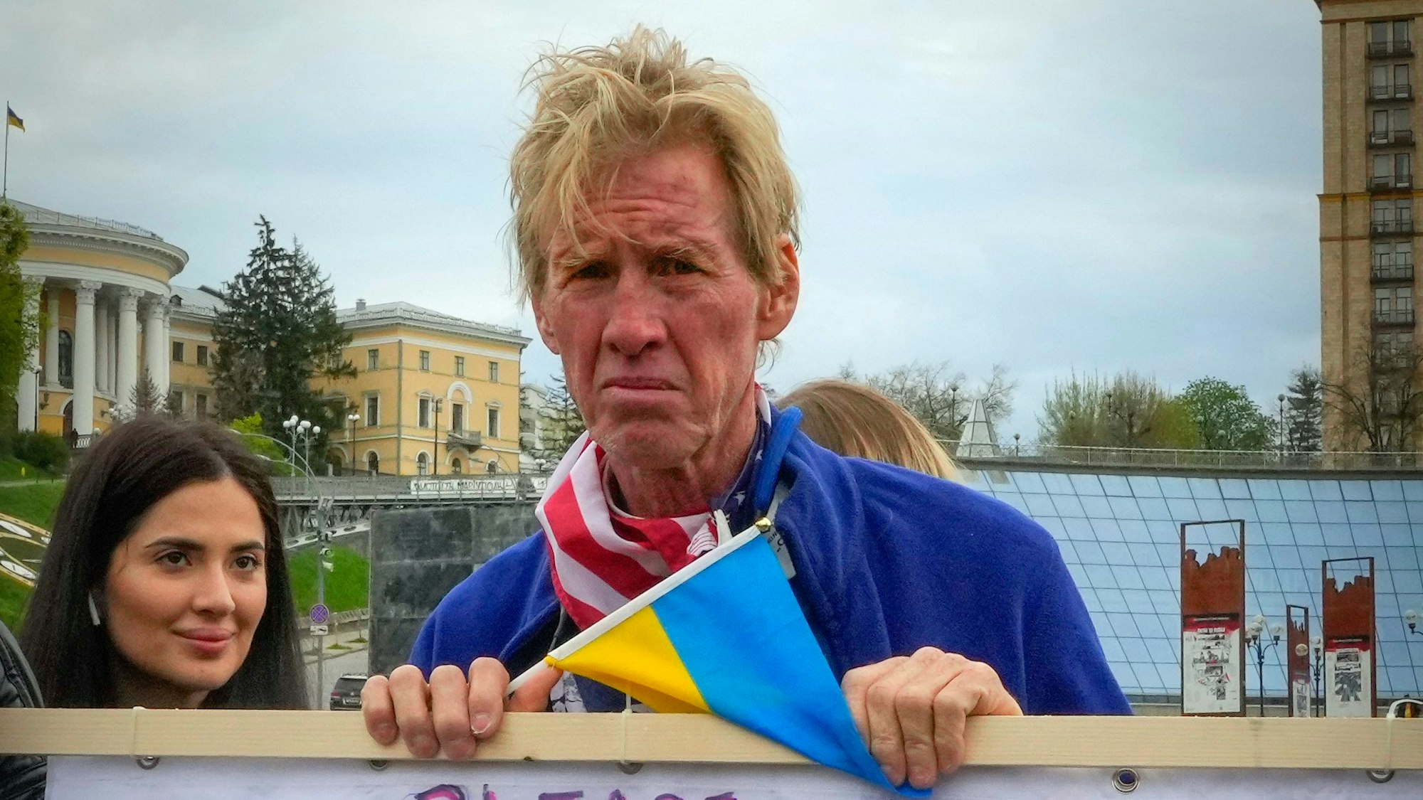 ARCHIV - 30.04.2022, Ukraine, Kiew: Ryan Wesley Routh nimmt an einer Kundgebung im Zentrum der Stadt teil.