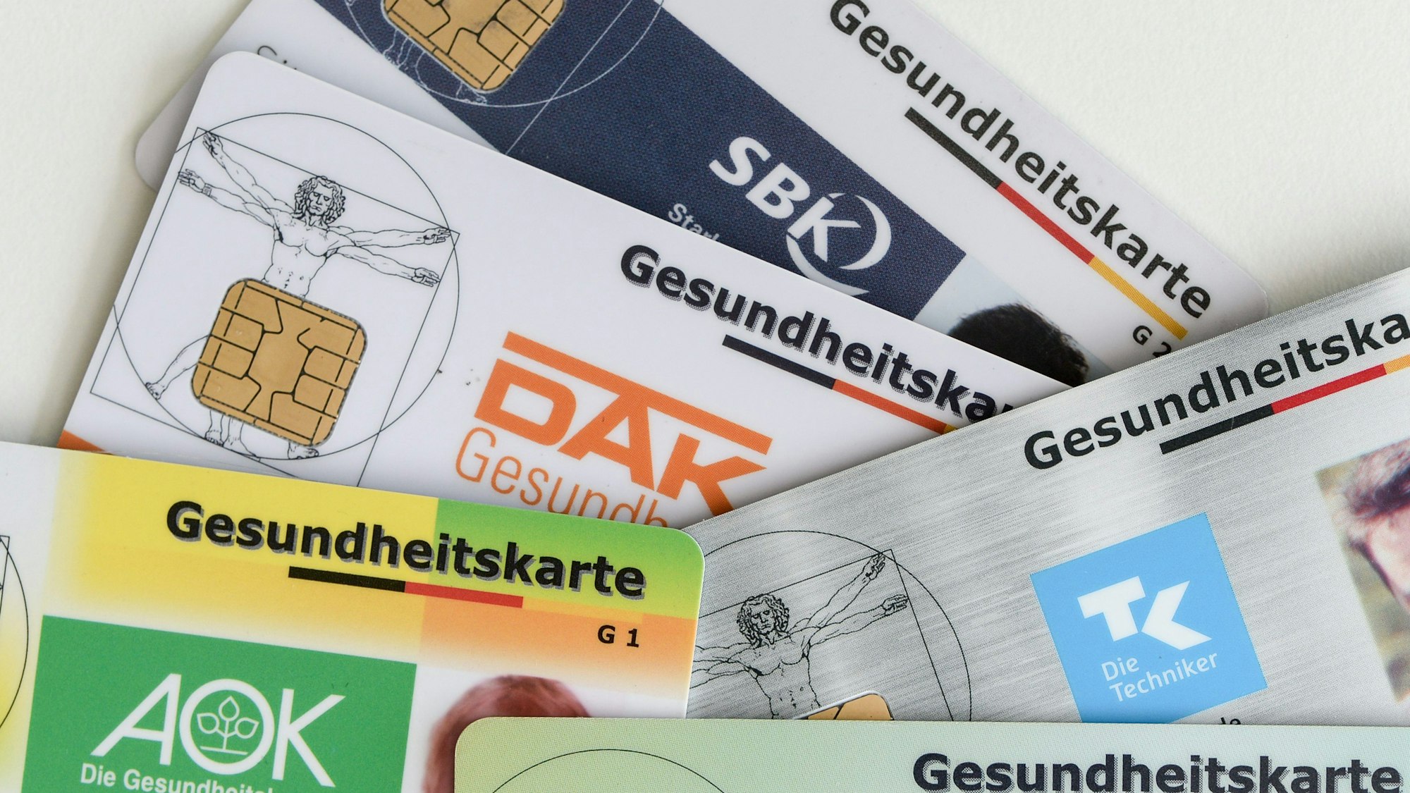 ARCHIV - 17.04.2018, Berlin: Gesundheitskarten verschiedener Krankenkassen liegen auf einem Tisch. (zu dpa: «Gesetzliche Krankenkassen mit größerem Minus») Foto: Jens Kalaene/dpa +++ dpa-Bildfunk +++