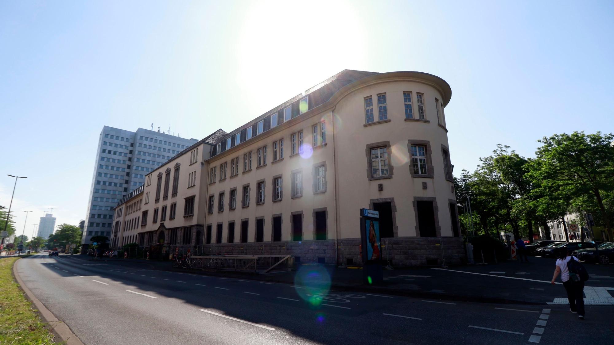 Außenansicht der ehemaligen Oberfinanzdirektion und Generalzolldirektion an der Riehler Straße.