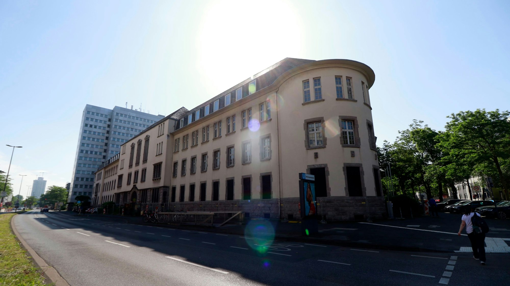 Außenansicht der ehemaligen Oberfinanzdirektion und Generalzolldirektion an der Riehler Straße.