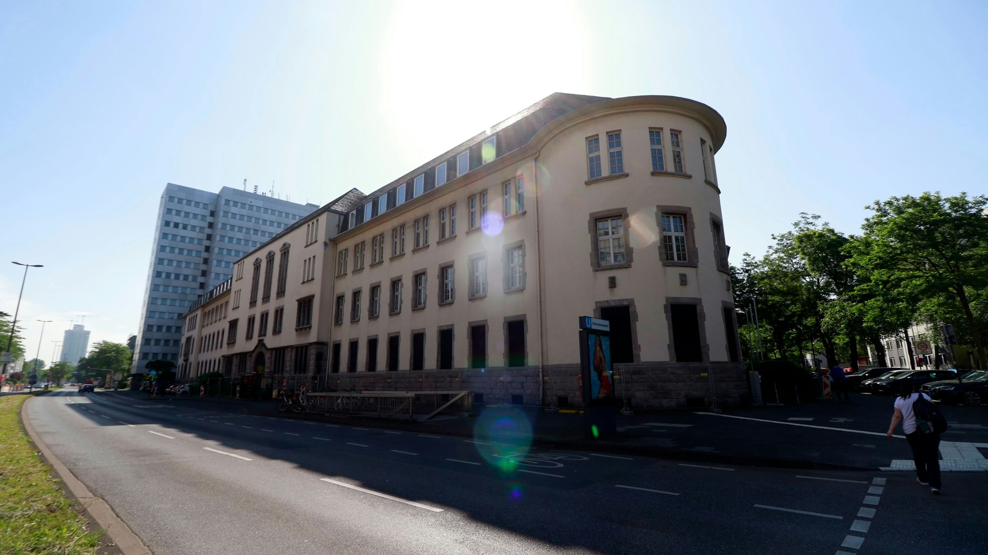 Außenansicht der ehemaligen Oberfinanzdirektion und Generalzolldirektion an der Riehler Straße. In den Gebäuden soll eine Flüchtlingsunterkunft entstehen. (Archivbild)