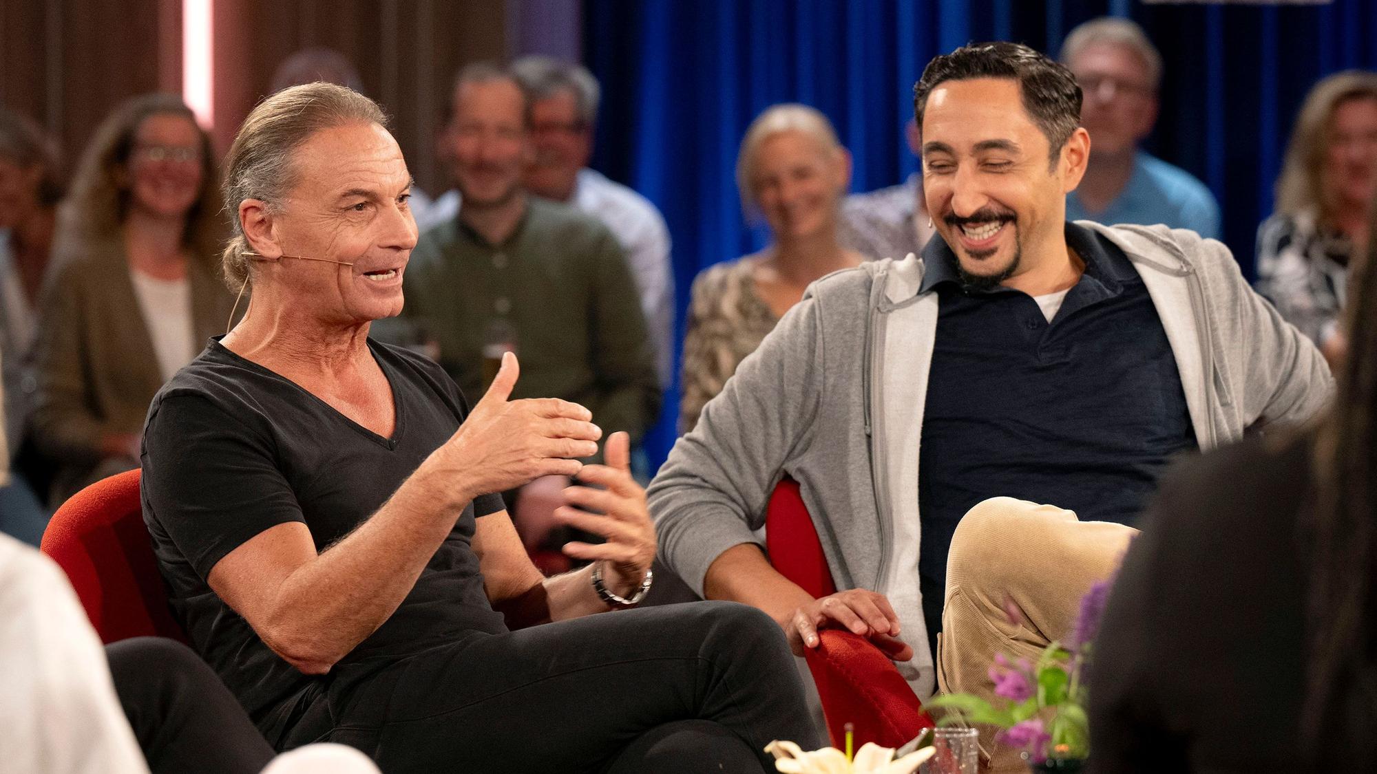 Zu Gast bei Susan Link und Micky Beisenherz im „Kölner Treff“: Peter Brings, Musiker der Kölsch-Rockband Brings (l) und Eko Fresh.